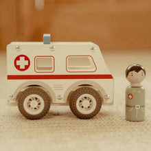 Ambulanza in legno con personaggio
